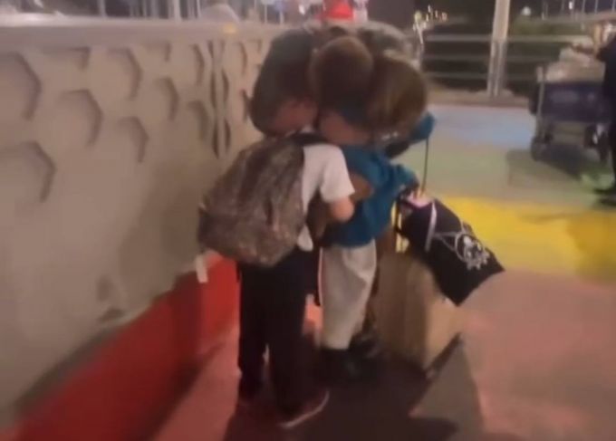 De Rossi, riabbraccia moglie e figli di rientro dal Giappone: l'immagine commovente