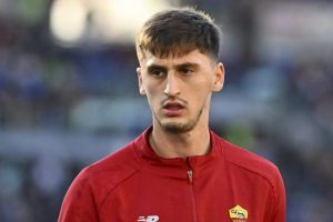 Kumbulla con la maglia della Roma