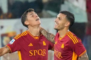 Paredes e Dybala con la maglia della Roma