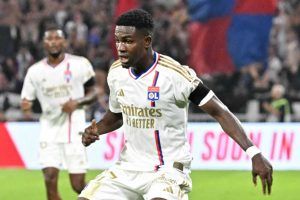 Ernest Nuamah con la maglia del Lione