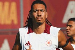 Chris Smalling saluta tifosi