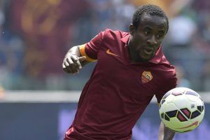 Seydou Doumbia con la maglia della Roma