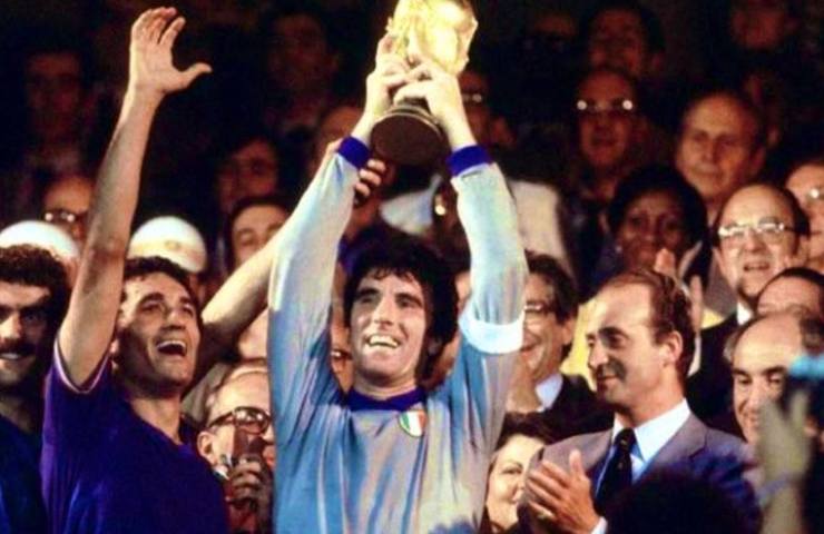 Dino Zoff con la Coppa del Mondo