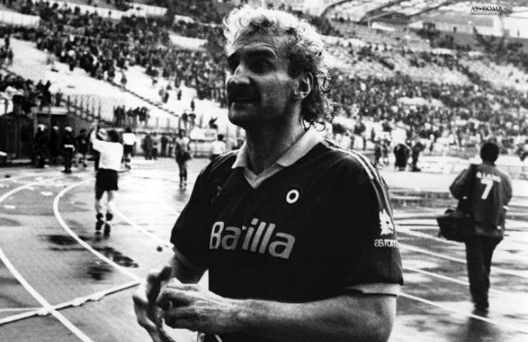 Rudi Voeller con la maglia della Roma