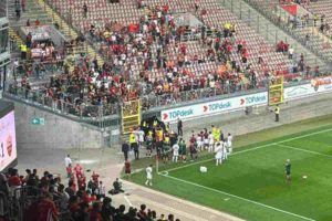Tifoso cade dagli spalti in Kaiserslautern Roma