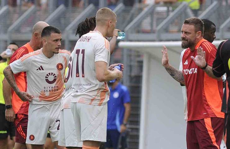 Daniele De Rossi parla con Artem Dovbyk f( FOTO DI SALVATORE FORNELLI )