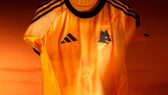 Seconda maglia della Roma con il fulmine