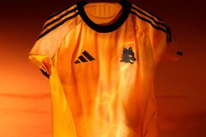 Seconda maglia della Roma con il fulmine