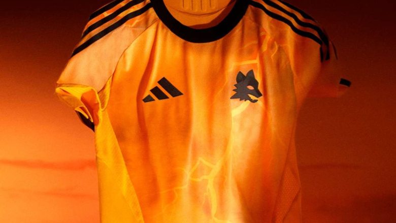 Seconda maglia della Roma con il fulmine