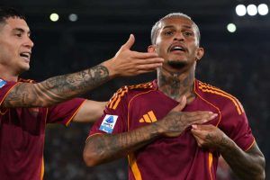 Wesley esulta dopo il gol