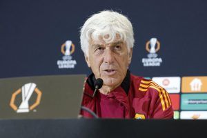 Gasperini durante la conferenza stampa in Europa League