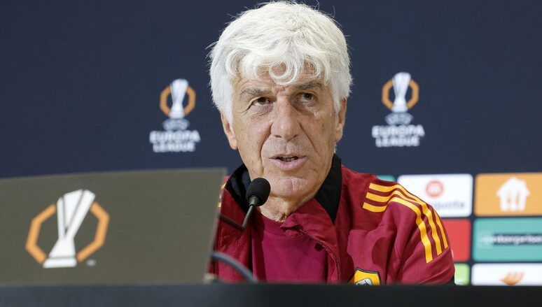 Gasperini durante la conferenza stampa in Europa League