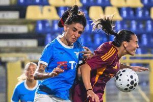 Contrasto durante il derby tra Roma e Lazio