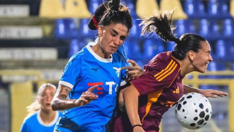 Contrasto durante il derby tra Roma e Lazio