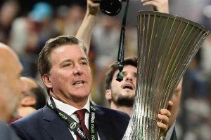 Dan Friedkin con il trofeo della Conference League