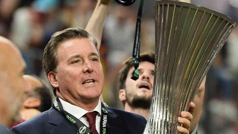 Dan Friedkin con il trofeo della Conference League