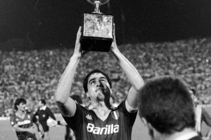 Di Bartolomei alza la coppa