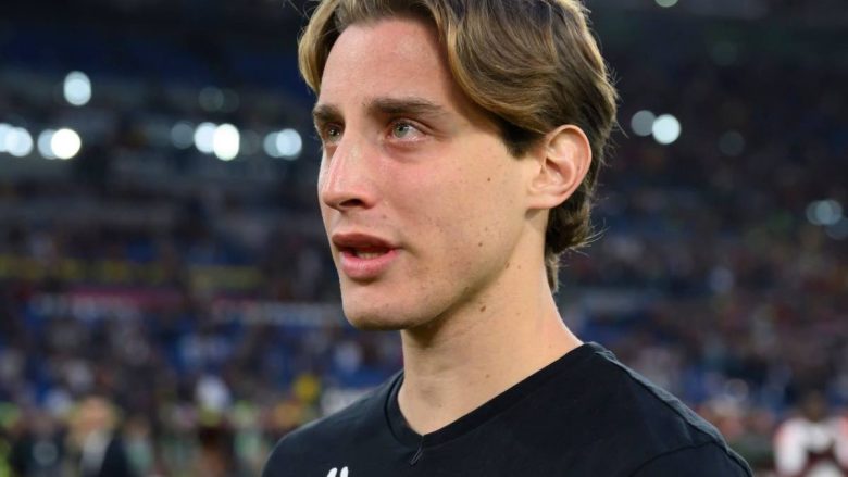 Edo Bove sotto la Curva Sud