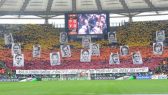 La coreografia delle bandiere della Roma