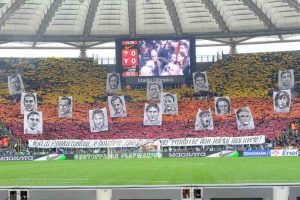 La coreografia delle bandiere della Roma
