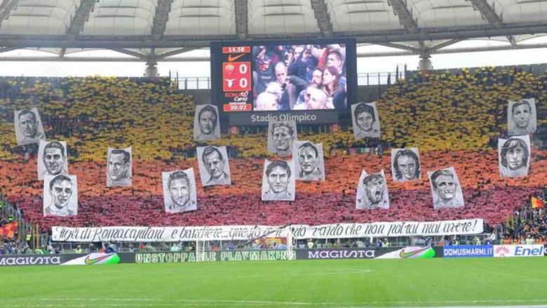 La coreografia delle bandiere della Roma