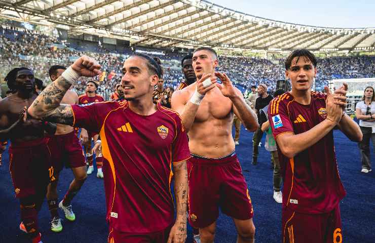 La Roma festeggia la vittoria nel derby
