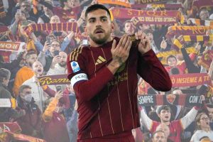 Lorenzo Pellegrini mano sullo stemma