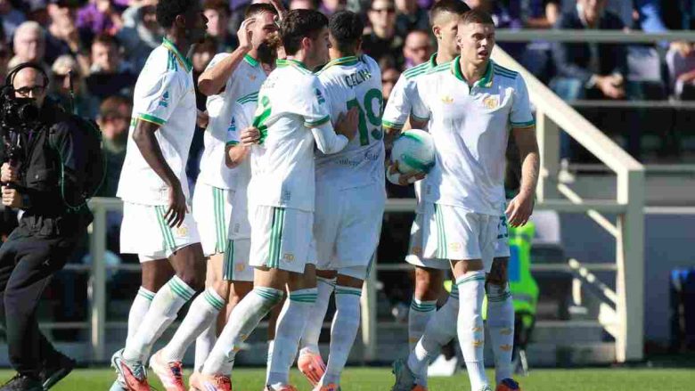 Roma che festeggia dopo il gol di Cristante