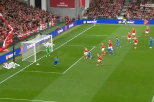 il gol sbagliato da tsimikas