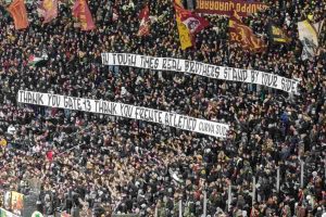 Striscione messaggio nascosto