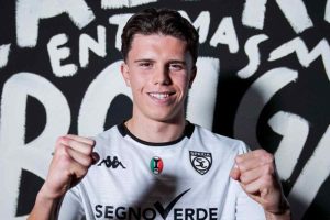 Alessandro Romano con la maglia dello Spezia