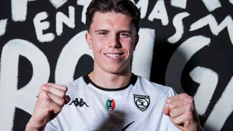 Alessandro Romano con la maglia dello Spezia