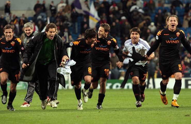 L'esultanza della Roma sotto il settore ospiti