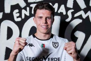 Alessandro Romano con la maglia dello Spezia